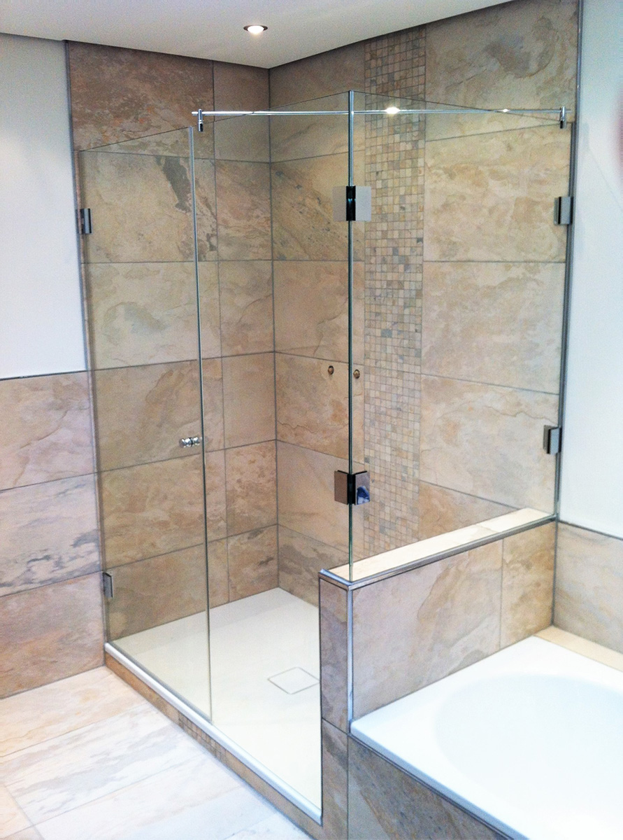 Ganzglas-Dusche mit Natursteinfliesen