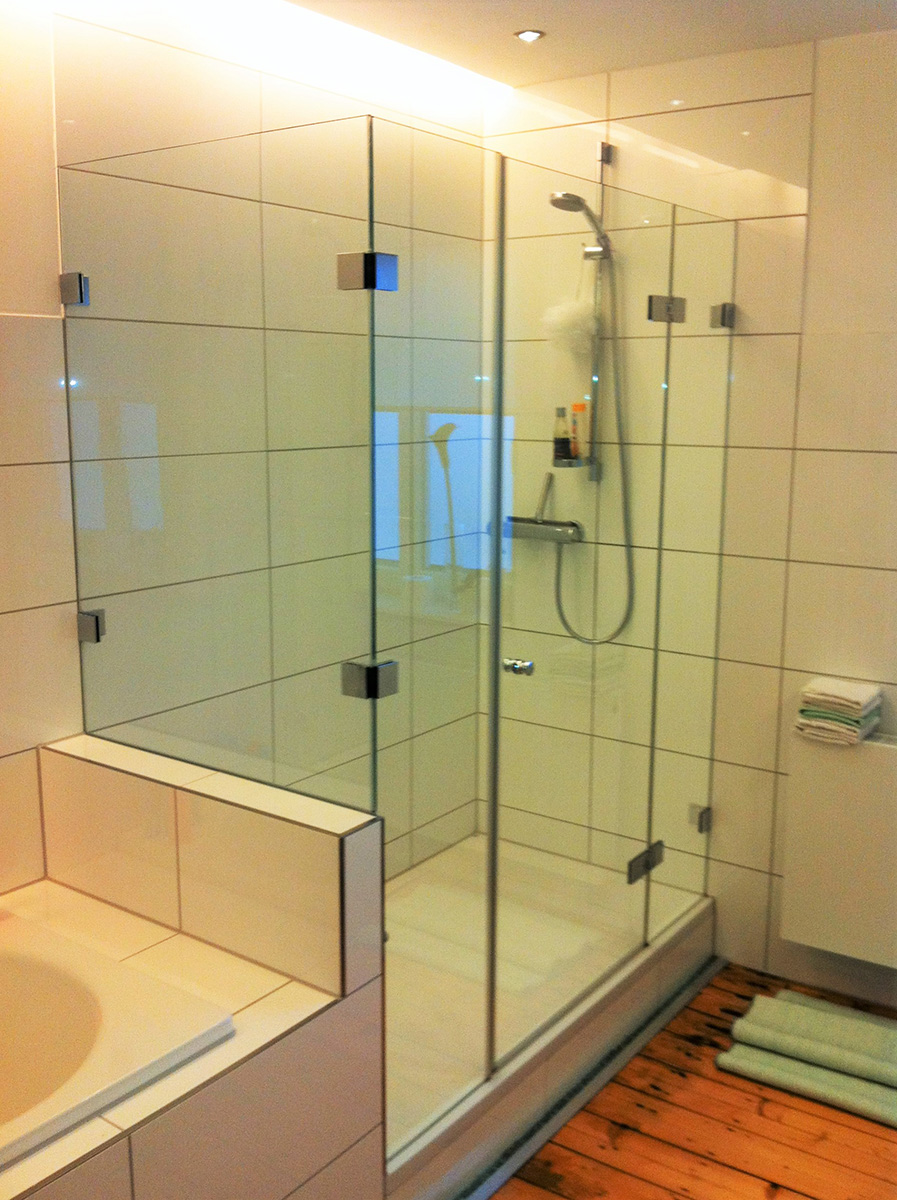Ganzglas-Dusche mit Badewanne, maßgefertigt