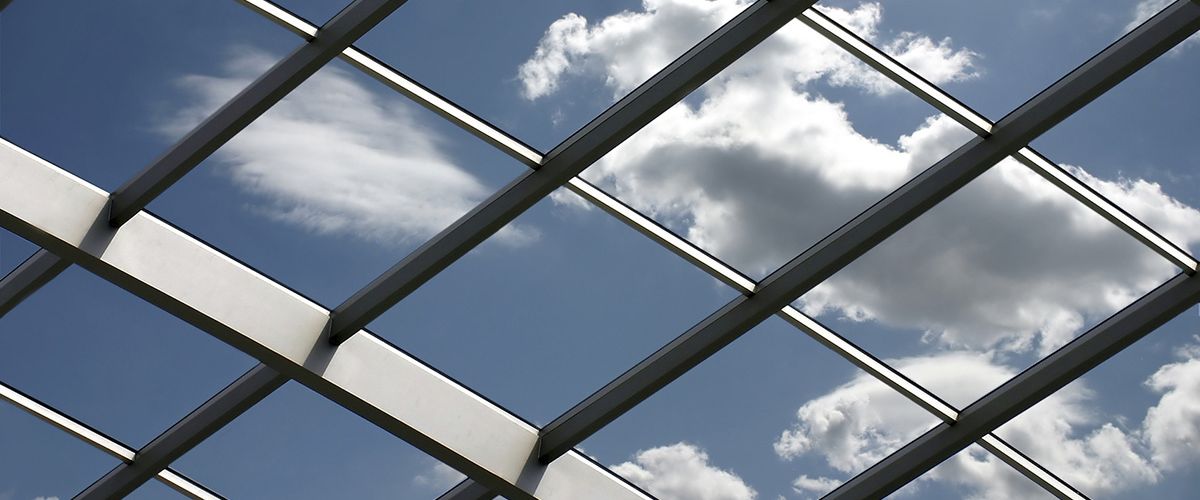 Blick durch eine Dachverglasung in den Himmel