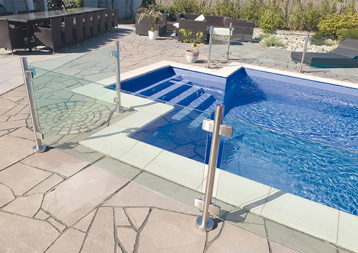Glasgeländer am Pool
