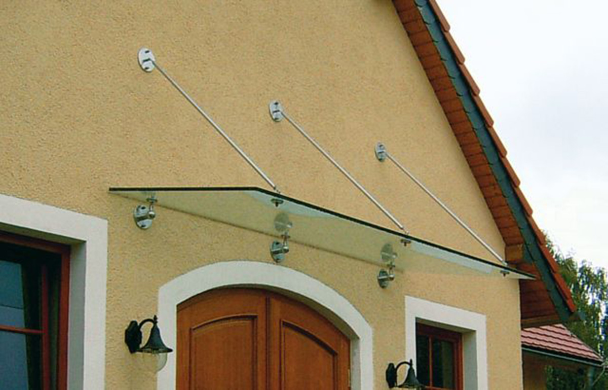 Ganzglas-Vordach über einer Holz-Haustür